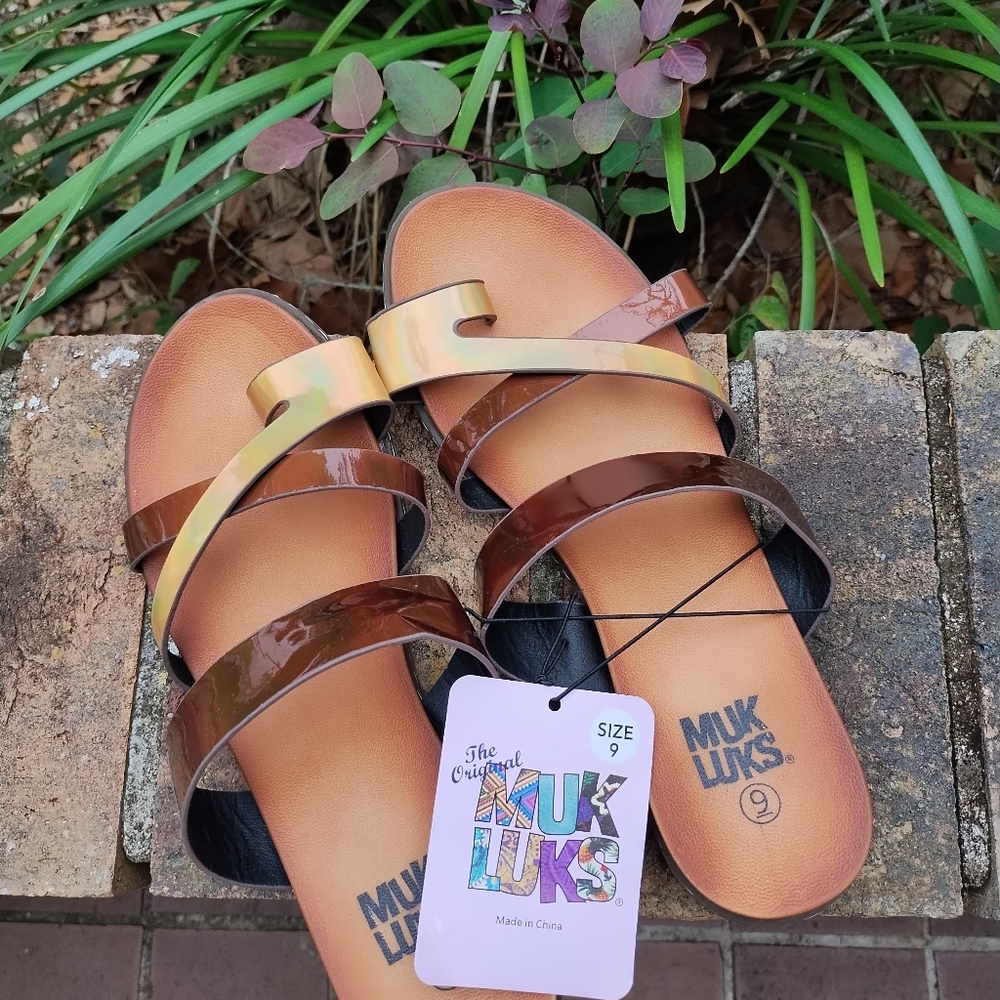 Muk Luks metallic sandals nwt